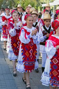 Romanian traditional dress - Countries for Kids - CASE OF ADVENTURE .com